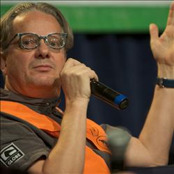 MARK MOTHERSBAUGH CANTANTE Y FUNDADOR DE DEVO